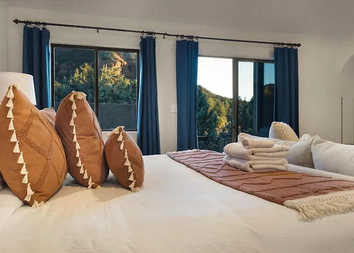 Mammoth Rock Splendor Family Home-close To Town, Huge & Game Holiday home