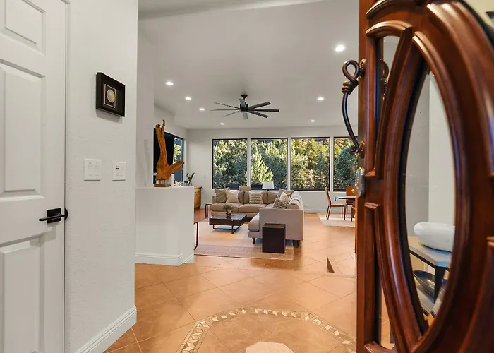 Mammoth Rock Splendor Family Home-close To Town, Huge & Game *