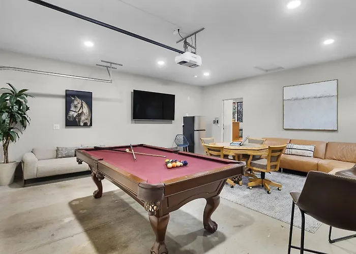 Mammoth Rock Splendor Family Home-close To Town, Huge & Game