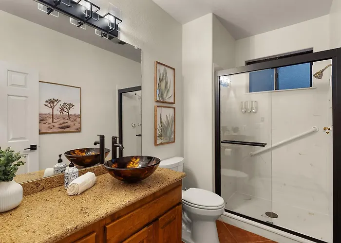 Mammoth Rock Splendor Family Home-close To Town, Huge & Game Holiday home *