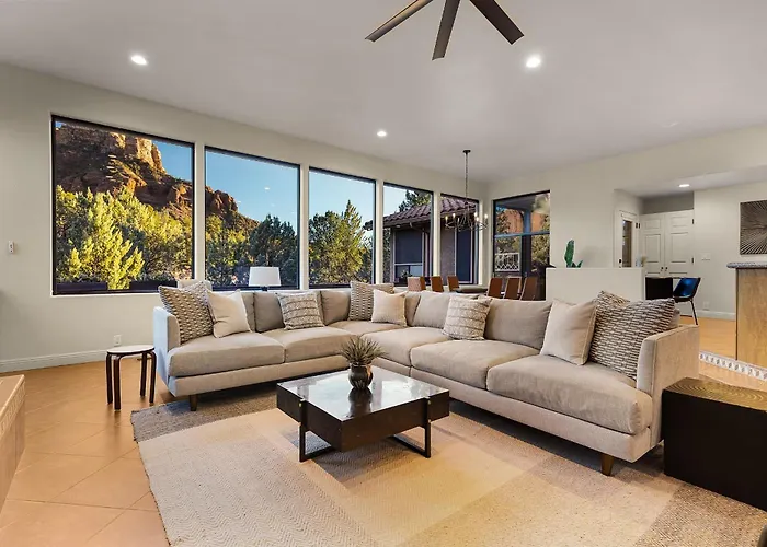 Mammoth Rock Splendor Family Home-close To Town, Huge & Game Holiday home *