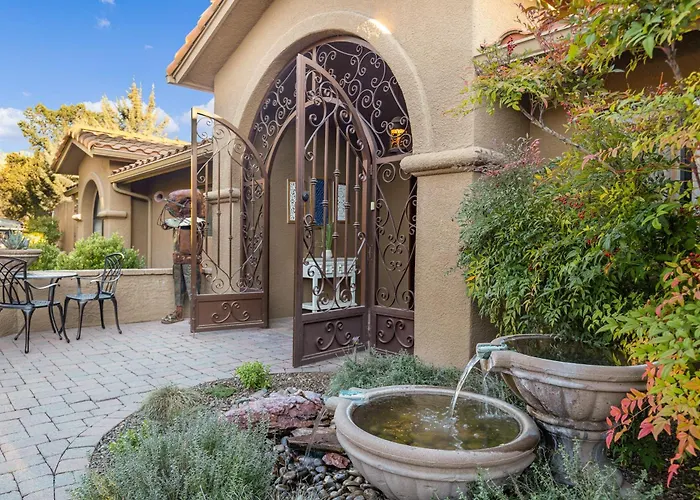 Mammoth Rock Splendor Family Home-close To Town, Huge & Game Holiday home