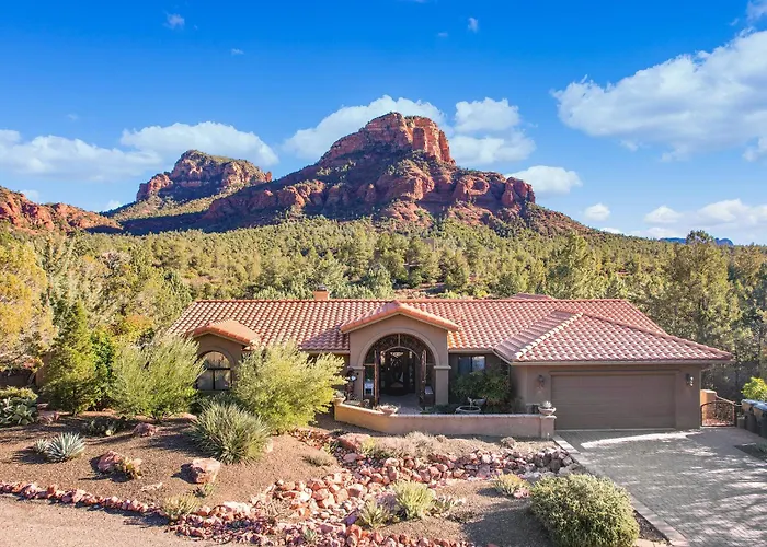Mammoth Rock Splendor Family Home-close To Town, Huge & Game Holiday home *